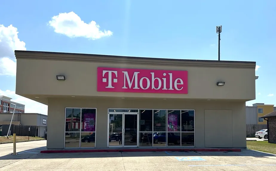 Exterior photo of T-Mobile Store at Bluebonnet Blvd & Perkins Rd, Baton Rouge, LA