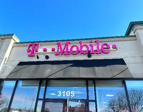 Foto del exterior de la tienda T-Mobile en 3rd & Central, Louisville, KY