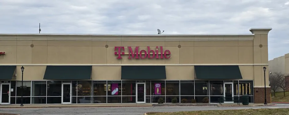  Exterior photo of T-Mobile Store at Harrisonburg Crossing, Harrisonburg, VA 