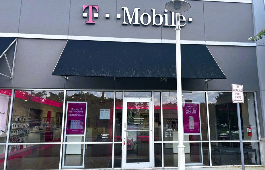 Exterior photo of T-Mobile Store at Jubilee Square, Daphne, AL