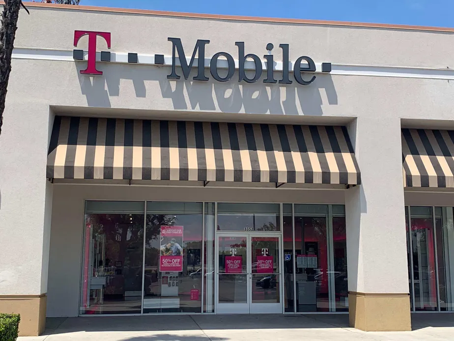 Exterior photo of T-Mobile store at Floral & Hwy 99, Selma, CA