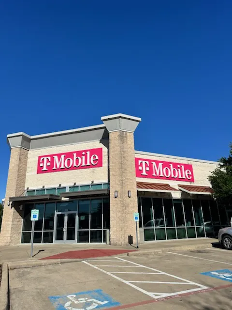 Foto del exterior de la tienda T-Mobile en Hwy 66 & Liberty Grove, Rowlett, TX
