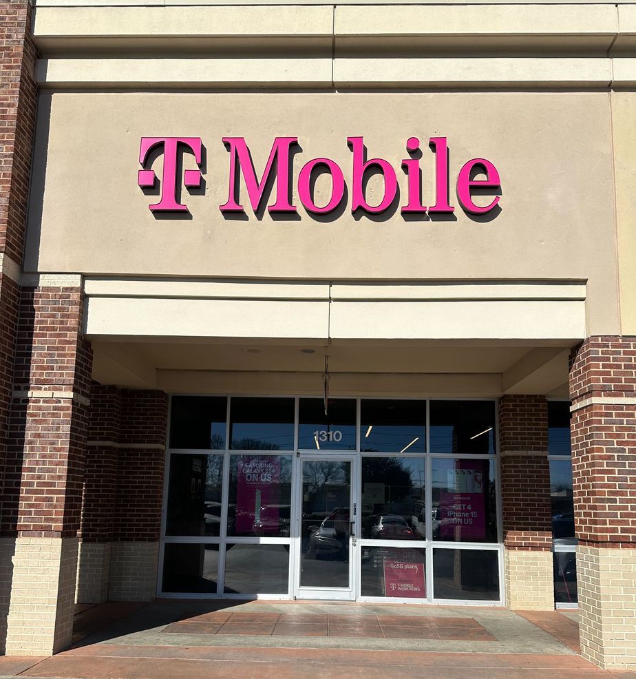 Exterior photo of T-Mobile Store at Hurst-Pipeline, Hurst, TX