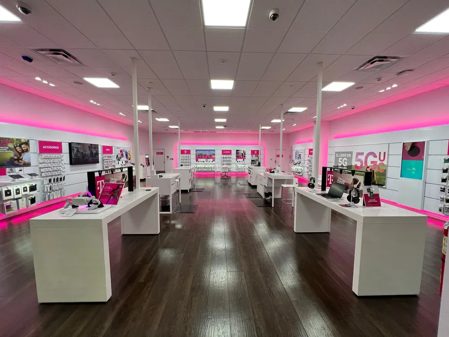 Foto del interior de la tienda T-Mobile en Plaza Centro Mall, Caguas, PR