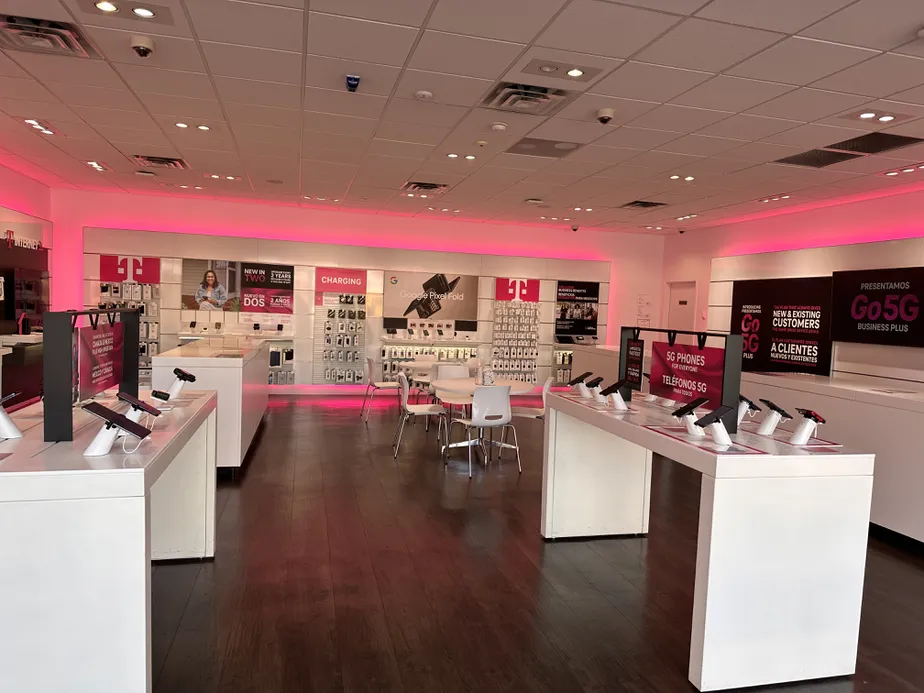 Foto del interior de la tienda T-Mobile en White Plains Rd & Story Ave, Bronx, NY