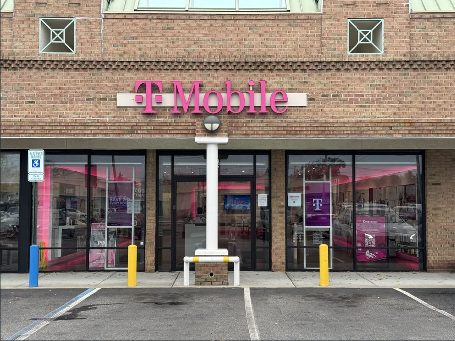 Exterior photo of T-Mobile Store at Sunrise & Wellwood, Lindenhurst, NY
