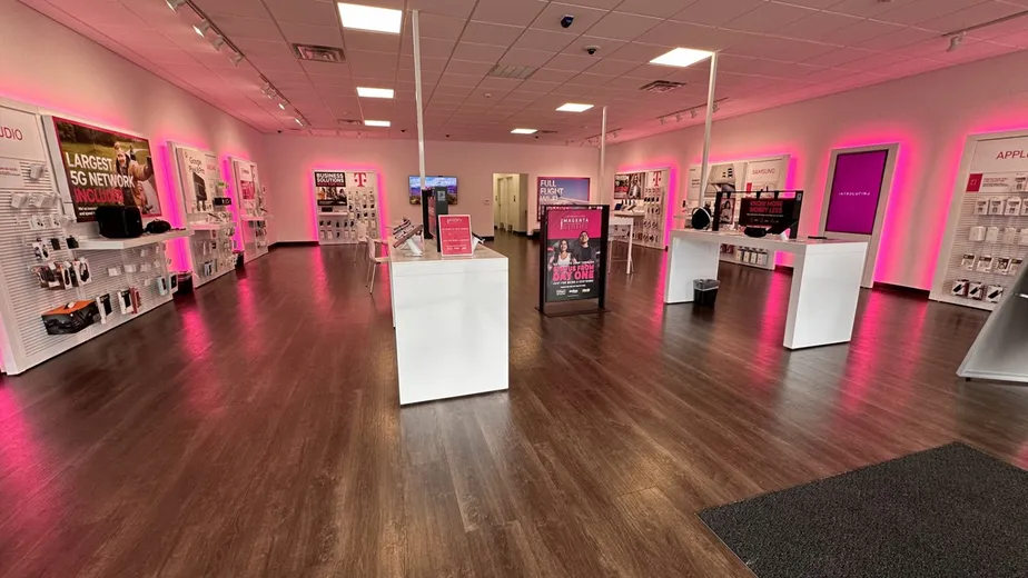 Foto del interior de la tienda T-Mobile en Thacker Ave & Applebee Way, Covington, VA