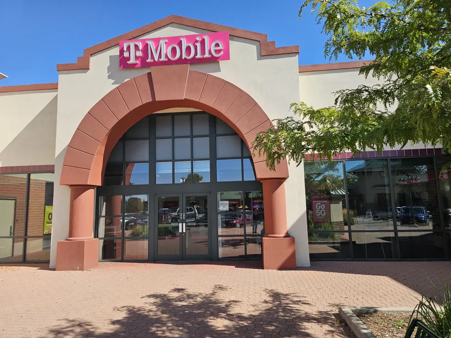Foto del exterior de la tienda T-Mobile en Harmony Marketplace, Fort Collins, CO
