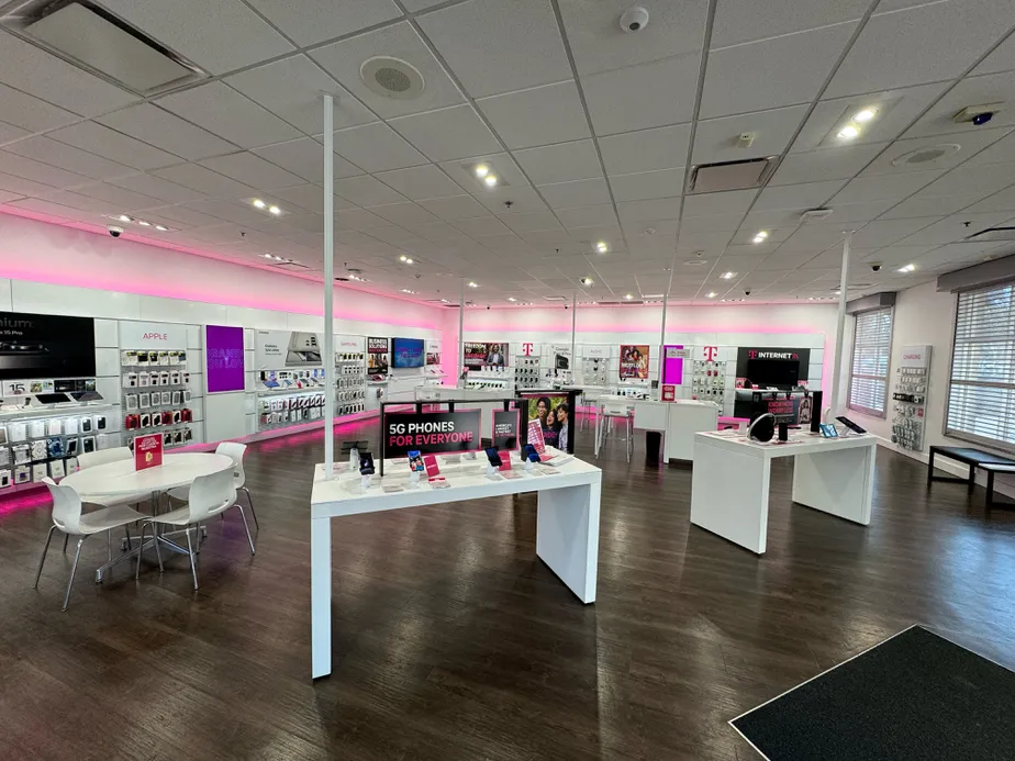 Foto del interior de la tienda T-Mobile en Arlington & Madison, Riverside, CA
