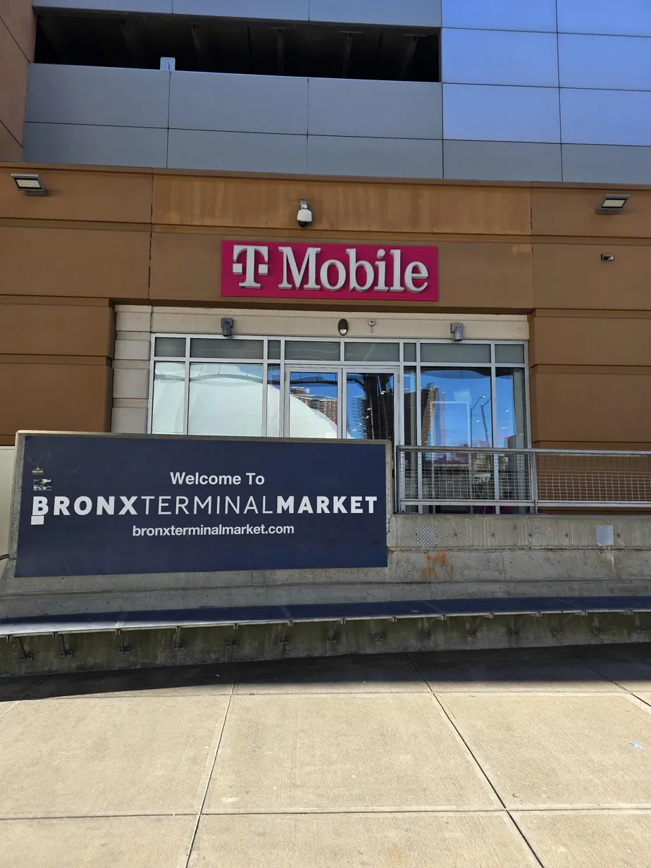Foto del exterior de la tienda T-Mobile en Greenwich St & Warren, New York, NY