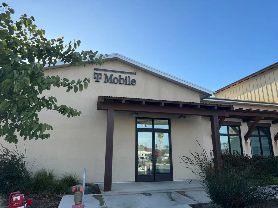  Exterior photo of T-Mobile Store at Main St & 13th St, Ramona, CA 