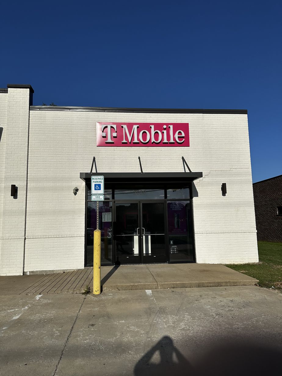 Exterior photo of T-Mobile Store at Highland & Bolivar, Jackson, TN