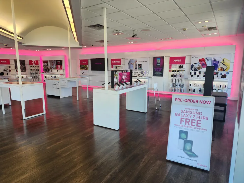Foto del interior de la tienda T-Mobile en Forest Hills Rd, Wilson, NC