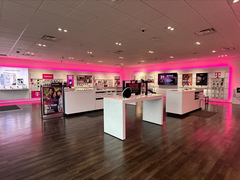  Interior photo of T-Mobile Store at Alexis & Lewis, Toledo, OH 