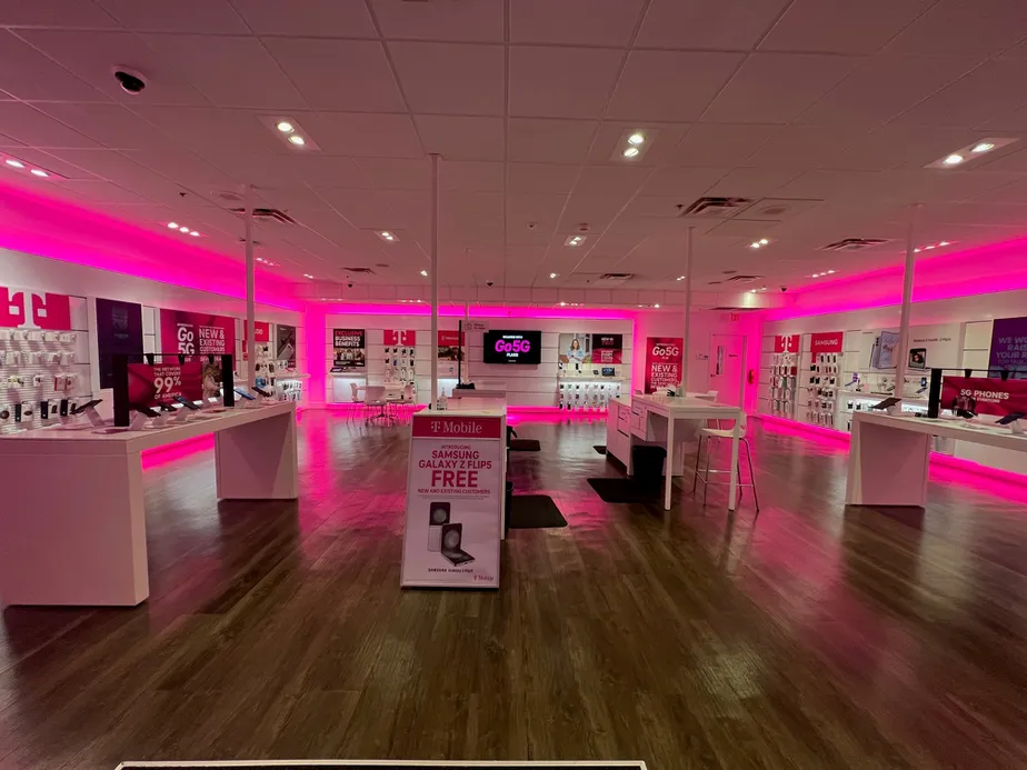 Foto del interior de la tienda T-Mobile en Arlington Plaza, Greenville, NC
