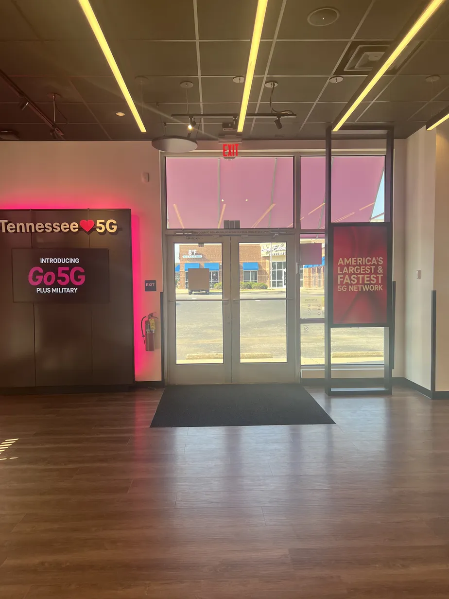 Foto del interior de la tienda T-Mobile en Hamilton Town Center, Chattanooga, TN