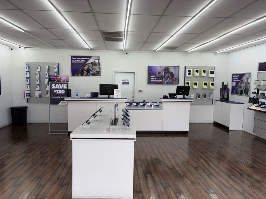 Metro by T-Mobile 65 N 10th Ave - 65 N 10th Ave