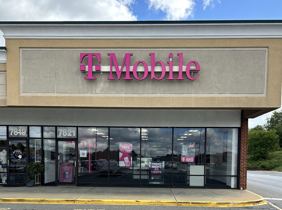 Exterior photo of T-Mobile Store at Richmond Hwy & Shoppes Cor, Appomattox, VA