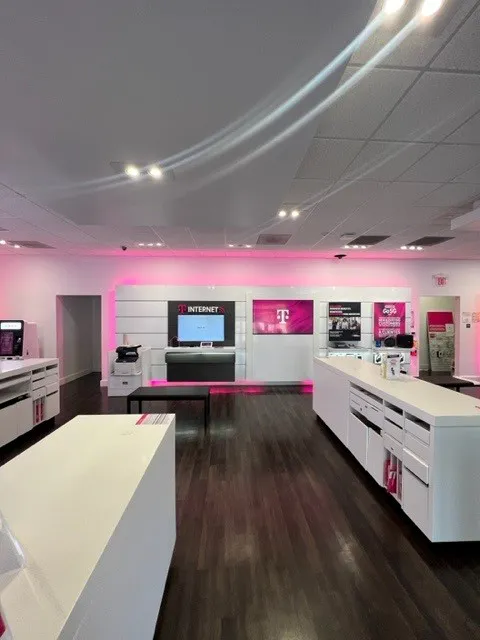Foto del interior de la tienda T-Mobile en Euclid & Broadway, Anaheim, CA
