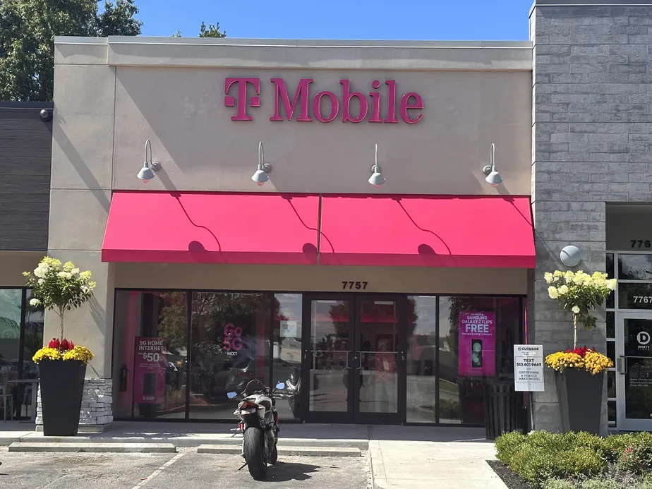  Exterior photo of T-Mobile Store at Kenwood Place, Cincinnati, OH 