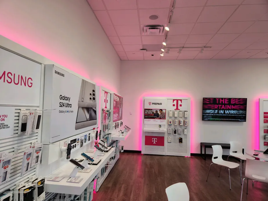 Foto del interior de la tienda T-Mobile en Rochester & Avon, Rochester Hills, MI