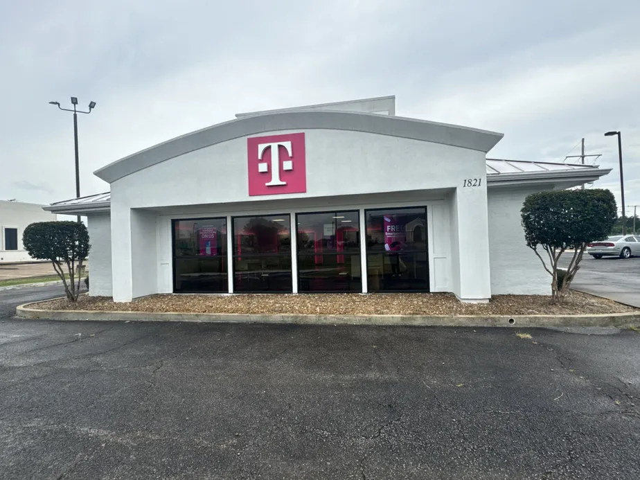  Exterior photo of T-Mobile Store at MLK Jr Blvd & Bowman Blvd, Greenville, MS 
