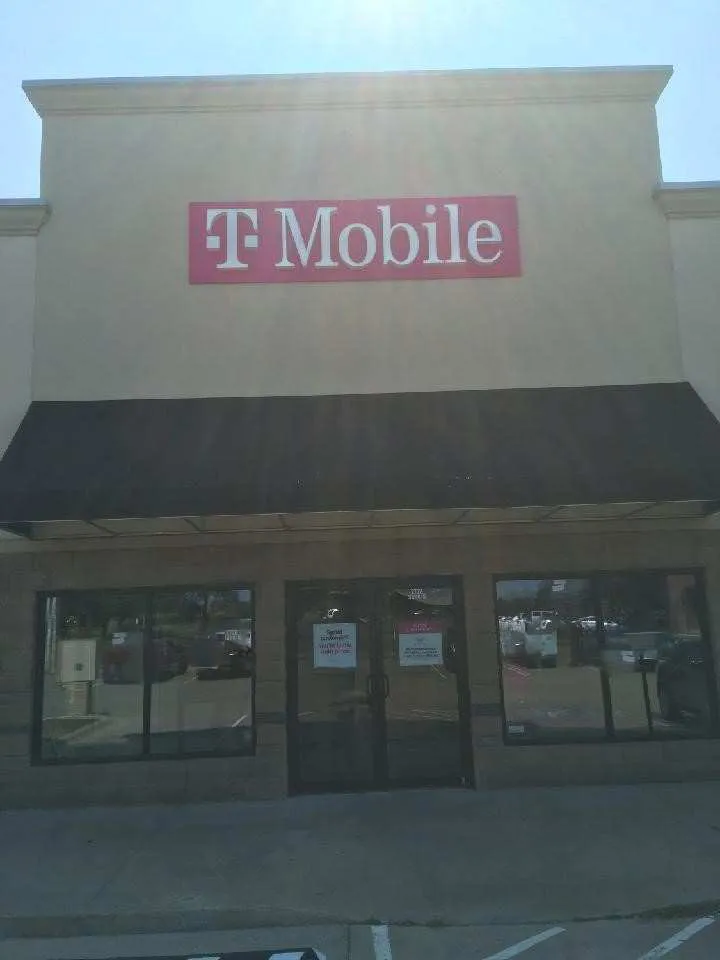  Exterior photo of T-Mobile store at E Parkway Dr & N Hampton Ave, Russellville, AR 