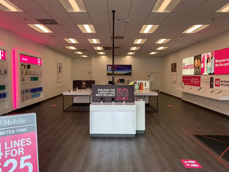Foto del interior de la tienda T-Mobile en Oakdale Rd & Scenic Dr, Modesto, CA