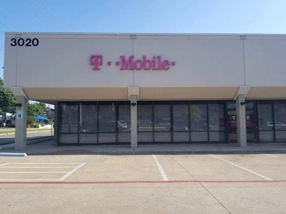 Exterior photo of T-Mobile store at 7th St & University, Fort Worth, TX