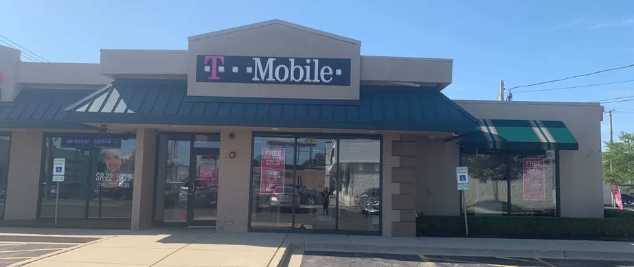 Exterior photo of T-Mobile store at Harlem & Pershing 2, Lyons, IL