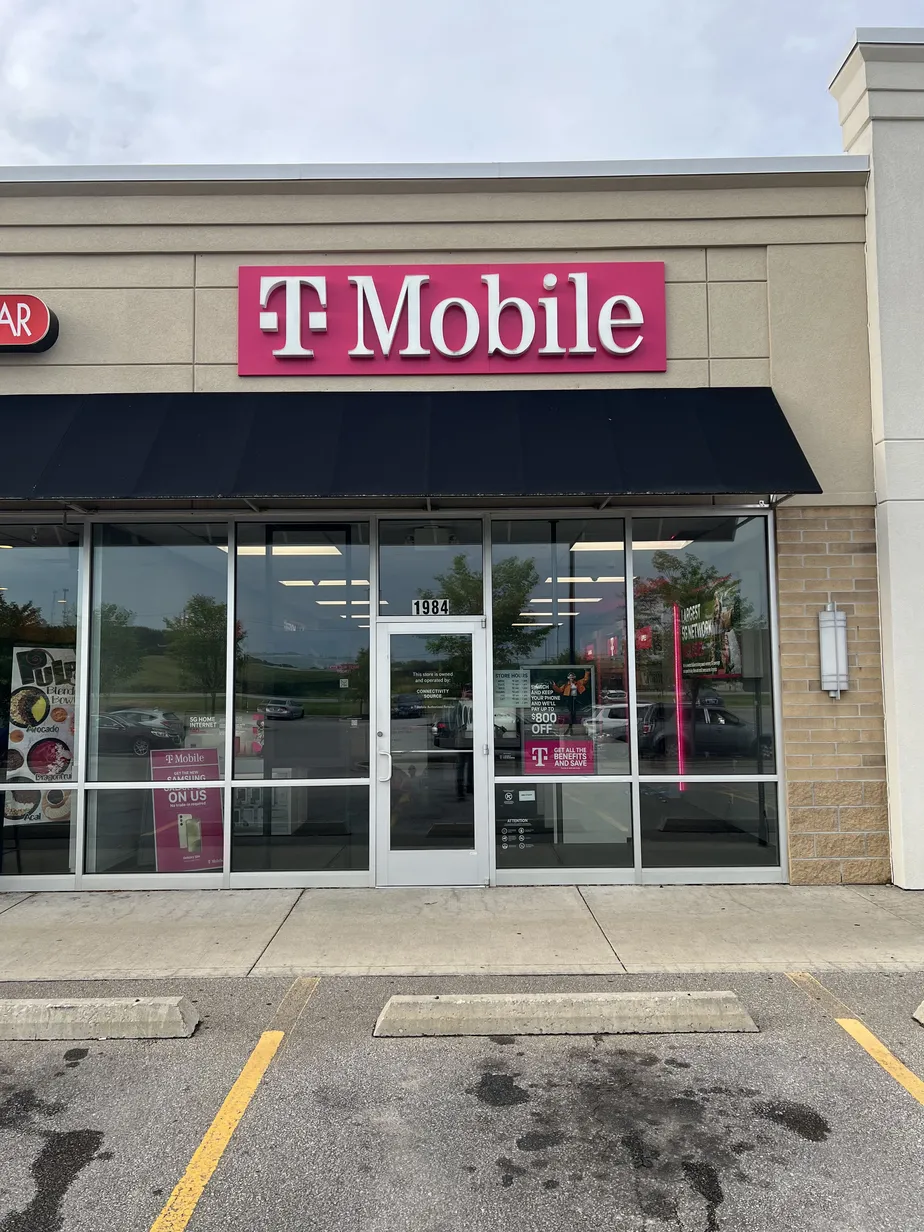  Exterior photo of T-Mobile Store at Ashland Commons, Ashland, OH 