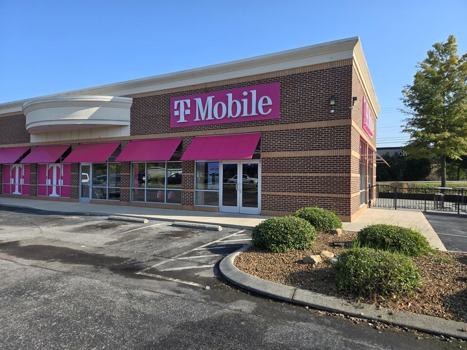 Exterior photo of T-Mobile Store at Hamilton Town Center, Chattanooga, TN