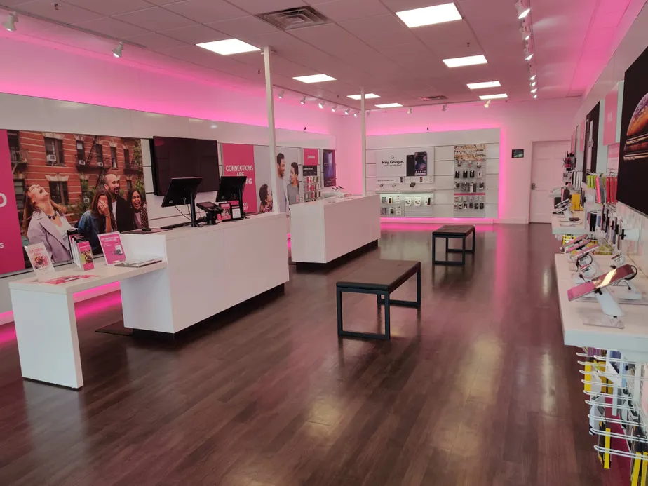 Foto del interior de la tienda T-Mobile en Babcock Blvd & County Line Rd SE, Delano, MN