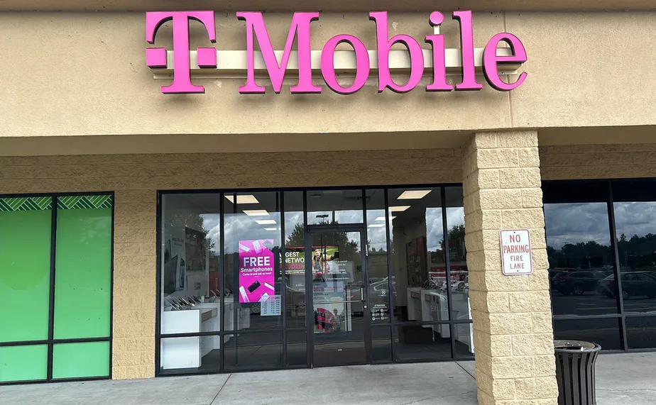  Exterior photo of T-Mobile Store at Kinter Way & Wenonah Ave, Pearisburg, VA 