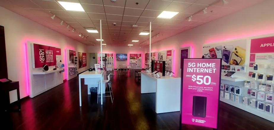 Foto del interior de la tienda T-Mobile en E Clifty Dr & Ivy Tech Dr, Madison, IN