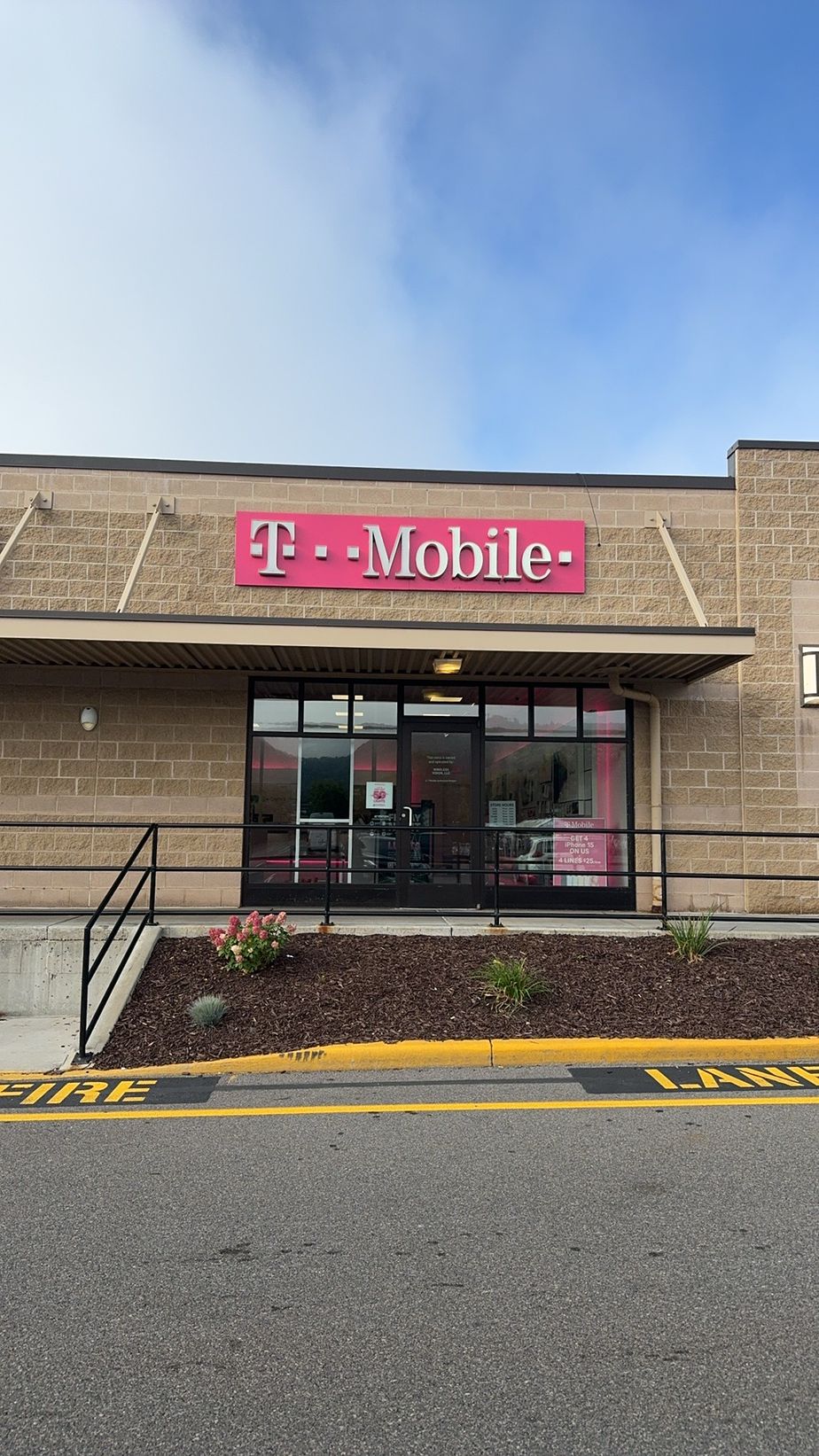 Exterior photo of T-Mobile Store at Glenwood Ave, Binghamton, NY