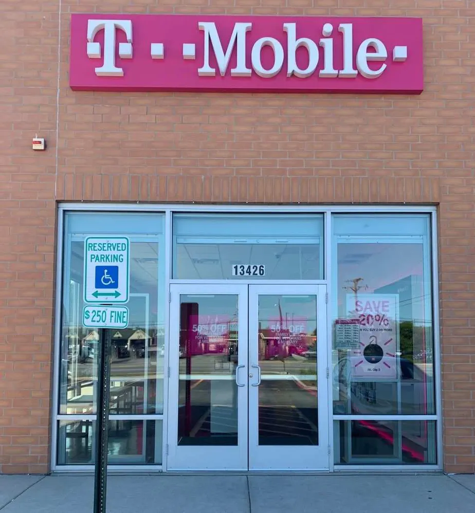 Exterior photo of T-Mobile store at Cicero & 135th, Crestwood, IL