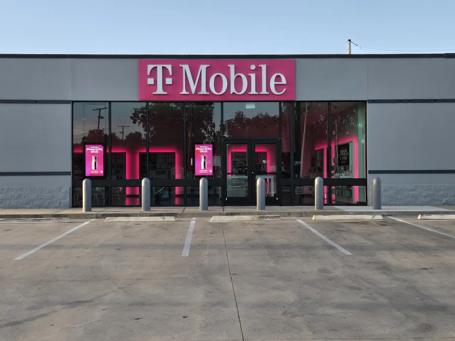  Exterior photo of T-Mobile Store at Main St & S 22nd St, Parsons, KS 
