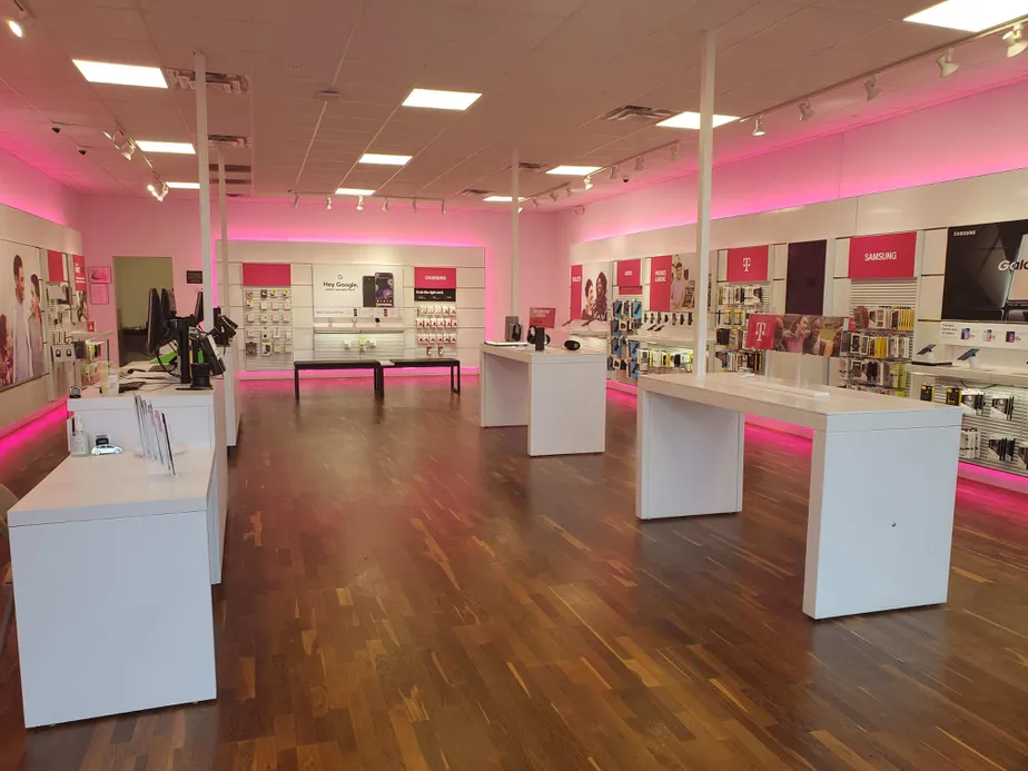 Interior photo of T-Mobile Store at W Ogelthorpe Hwy & Veterans Pkwy, Hinesville, GA