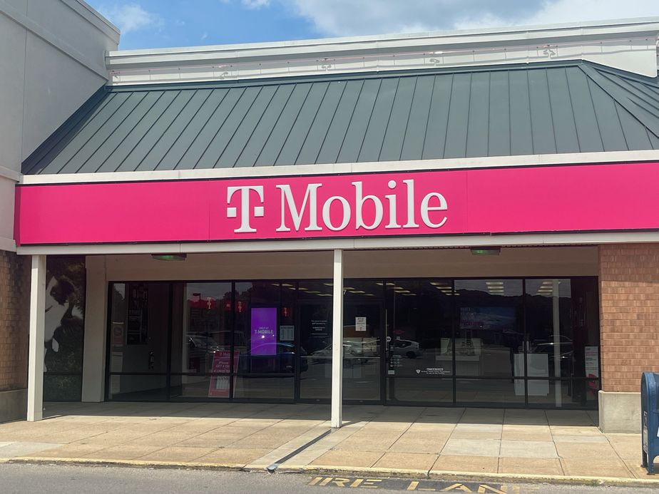 Exterior photo of T-Mobile Store at Hebron Rd & Fieldpoint Rd, Heath, OH