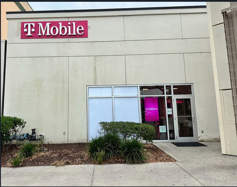 Exterior photo of T-Mobile Store at Oakwood Center, Gretna, LA