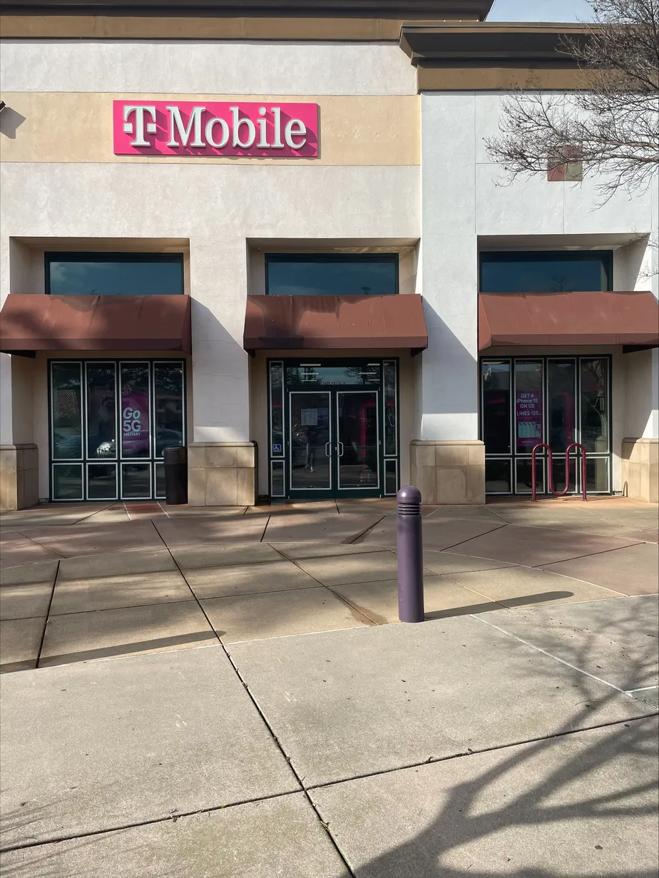 Foto del exterior de la tienda T-Mobile en Gateway Courtyard, Fairfield, CA