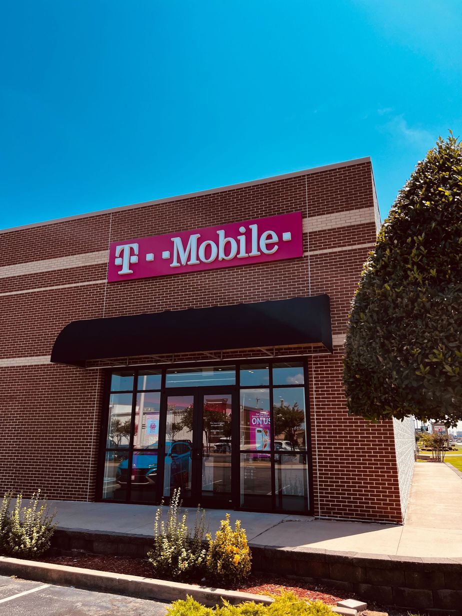 Exterior photo of T-Mobile Store at E Highland Dr & Red Wolf Blvd, Jonesboro, AR