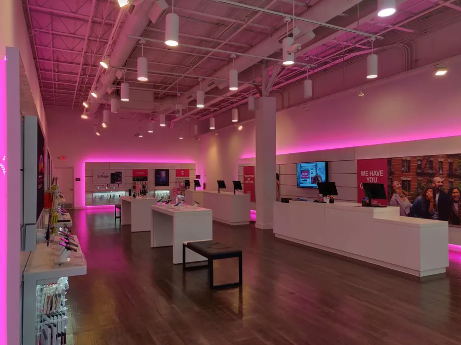 Foto del interior de la tienda T-Mobile en Colonial Park Mall 2, Harrisburg, PA
