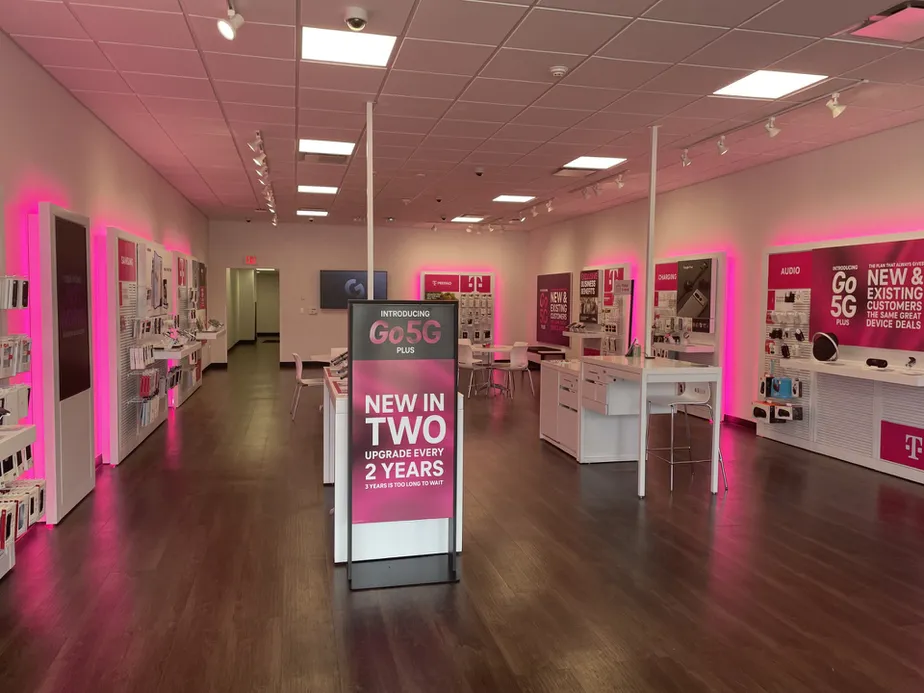 Foto del interior de la tienda T-Mobile en Banksville Plaza, Pittsburgh, PA