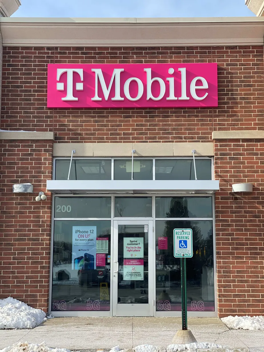  Exterior photo of T-Mobile store at S Howell Ave & E Oakfield Dr, Oak Creek, WI 