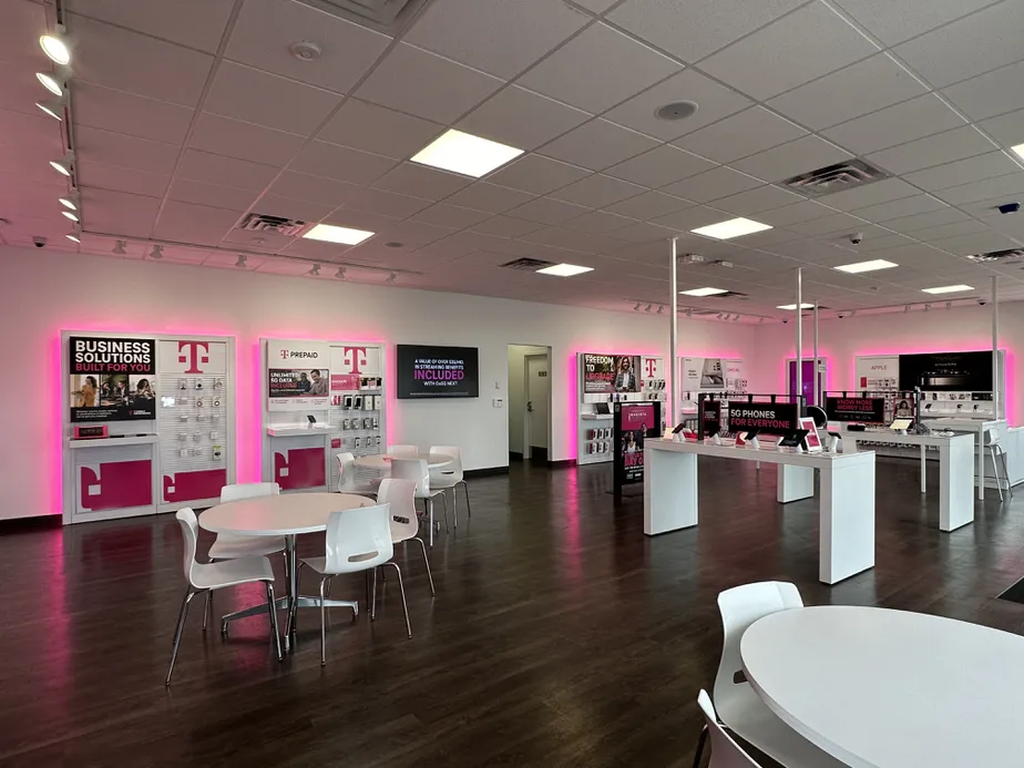 Foto del interior de la tienda T-Mobile en Tyler & Lawrence, Red Wing, MN