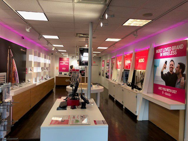 Interior photo of T-Mobile Store at Cross Island Pkwy & 154th St, Flushing, NY