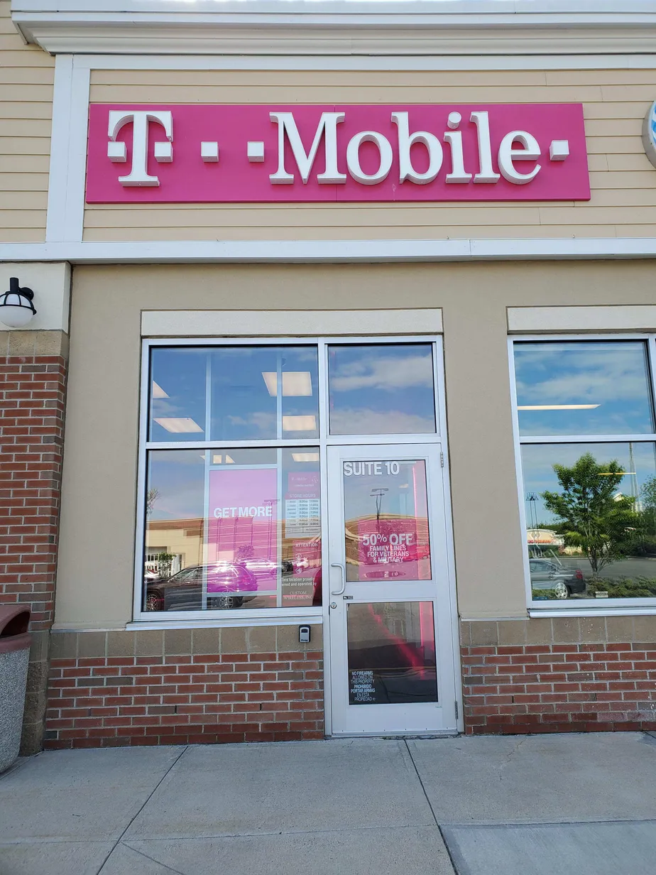 Foto del exterior de la tienda T-Mobile en Main St & Riverside St, Westbrook, ME