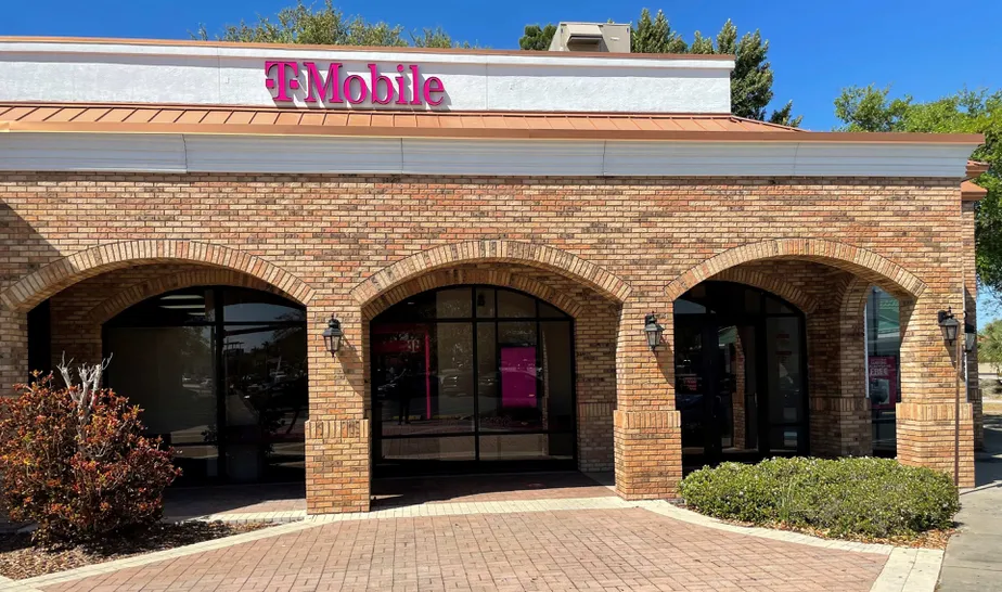 Exterior photo of T-Mobile store at Tyrone Blvd N & 38th Ave N, Saint Petersburg, FL